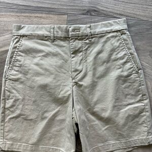 Men's Gap chino shorts size 29, 8”